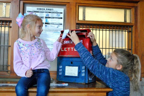 Trinity and Kambrie Keller add their
“Dear Santa” letters to an antique
mailbox Tuesday after school. The
authentic USPS box was found in the
basement of the Marlow Post Office
early Tuesday morning, Dec. 6. Postal
workers believe it to be from the 1930s
and they were not aware of its exis
tence until this week. The girls are the
daughters of Ashley Keller. Photo by
Toni Hopper/The Marlow Review